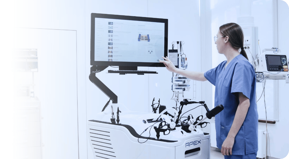 Osoba rozpoczyna trening na symulatorze Apex.