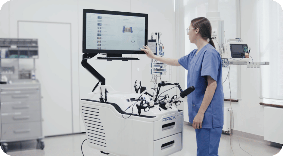 Osoba rozpoczyna trening na symulatorze Apex.